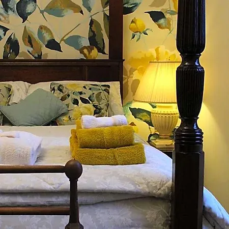 Bank House 4*